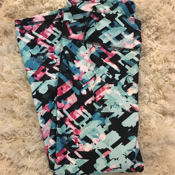 Fabletics Geo-Print Salar Powerhold Capris - Picture 6 of 6